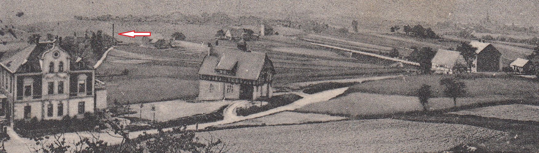 Das von Haus Frische aus in Richtung Süden aufgenommene Foto (Postkarte ca. nach 1910) zeigt sehr wahrscheinlich den Schornstein der Ölmühle (Pfeil)