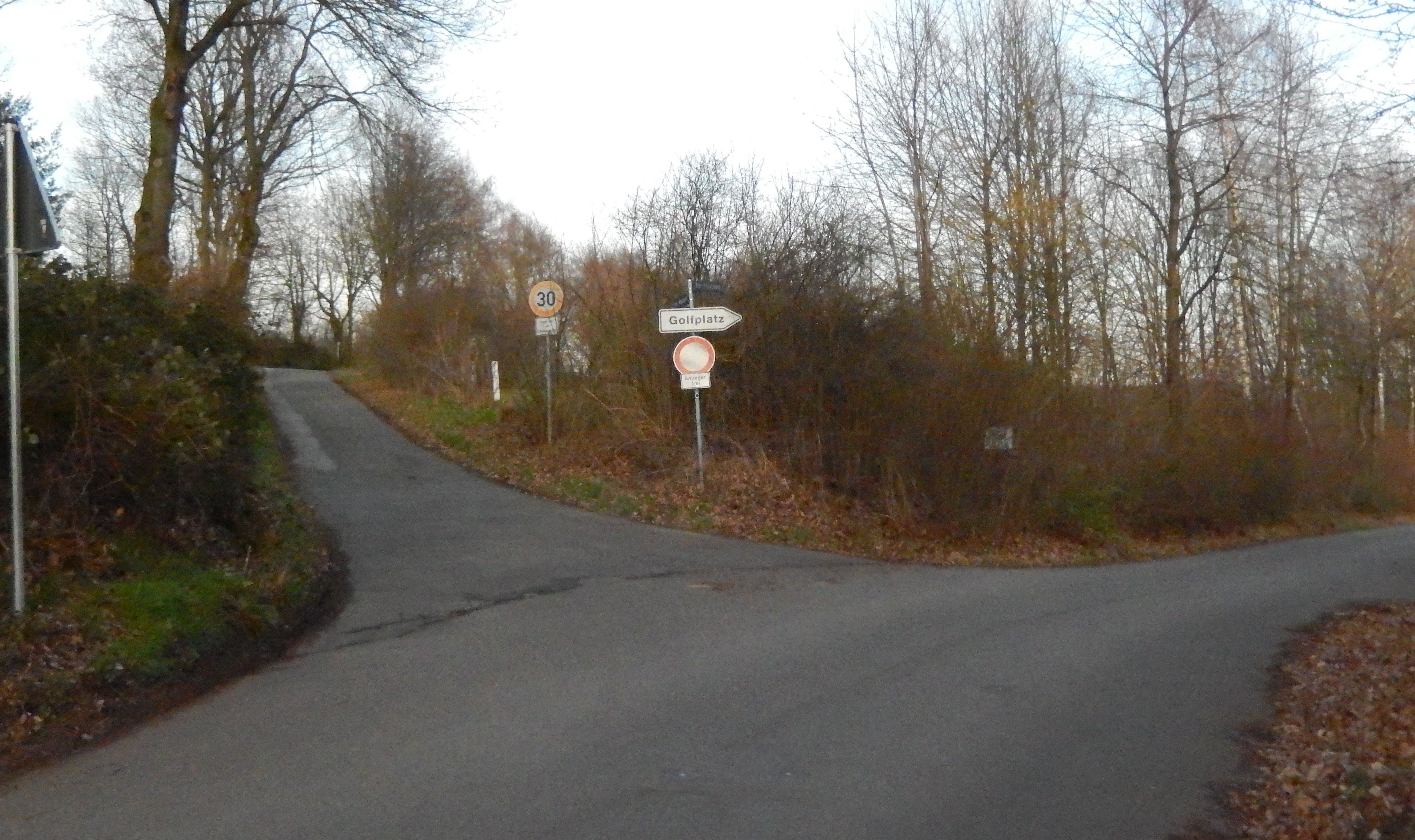 An der Gabelung geht es nach oben in den äteren Teil der Straße