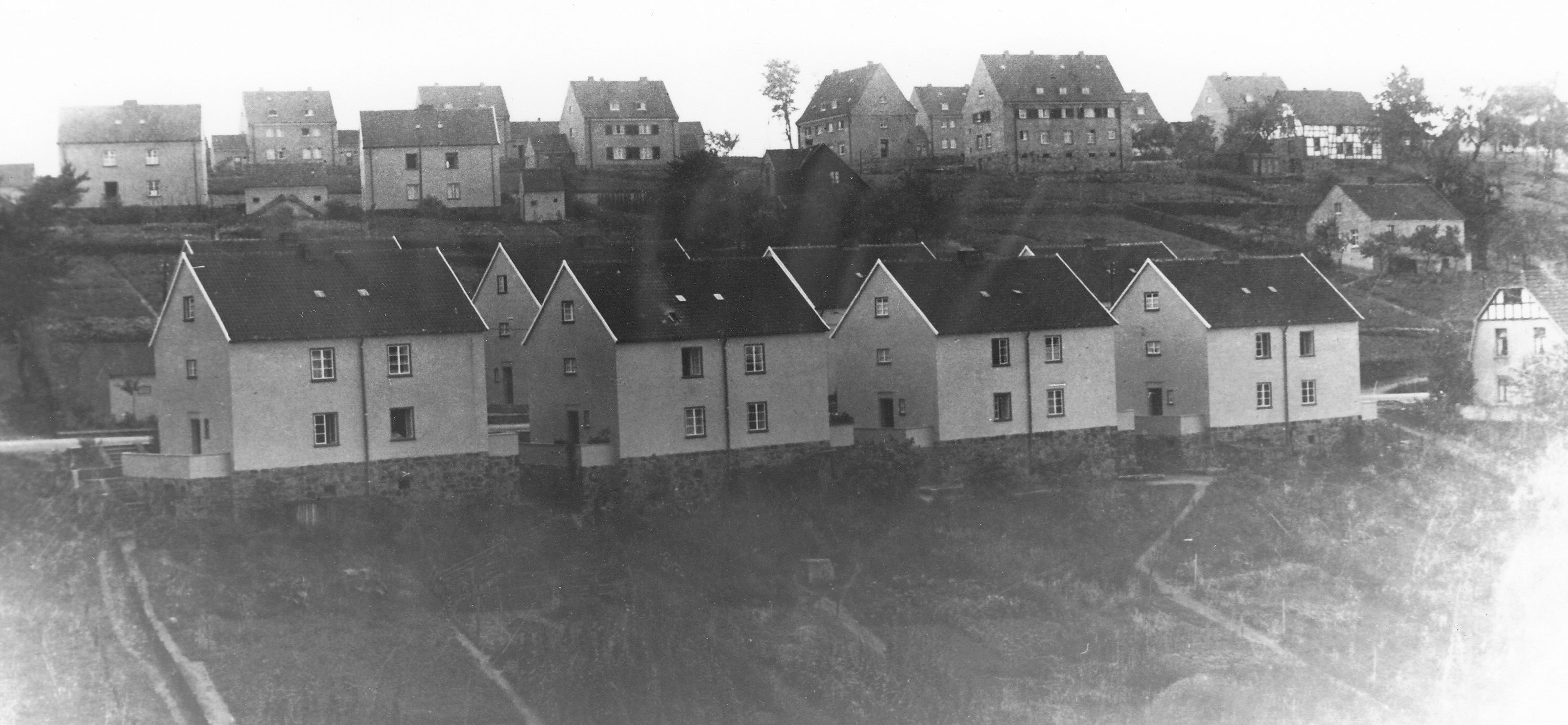 Im Vordergrund die zuvor gemeindeeigene Siedlung Kosterstraße, im Hintergrund die Häuser an der Rautenbergstraße (Blick um 1930 von der katholischen Kirche / Kloster in Richtung Süden) Foto: Archiv W. Dickten