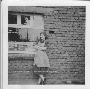 Elsa von Hagen vor dem Lebensmittelgeschäft, 1950er Jahre