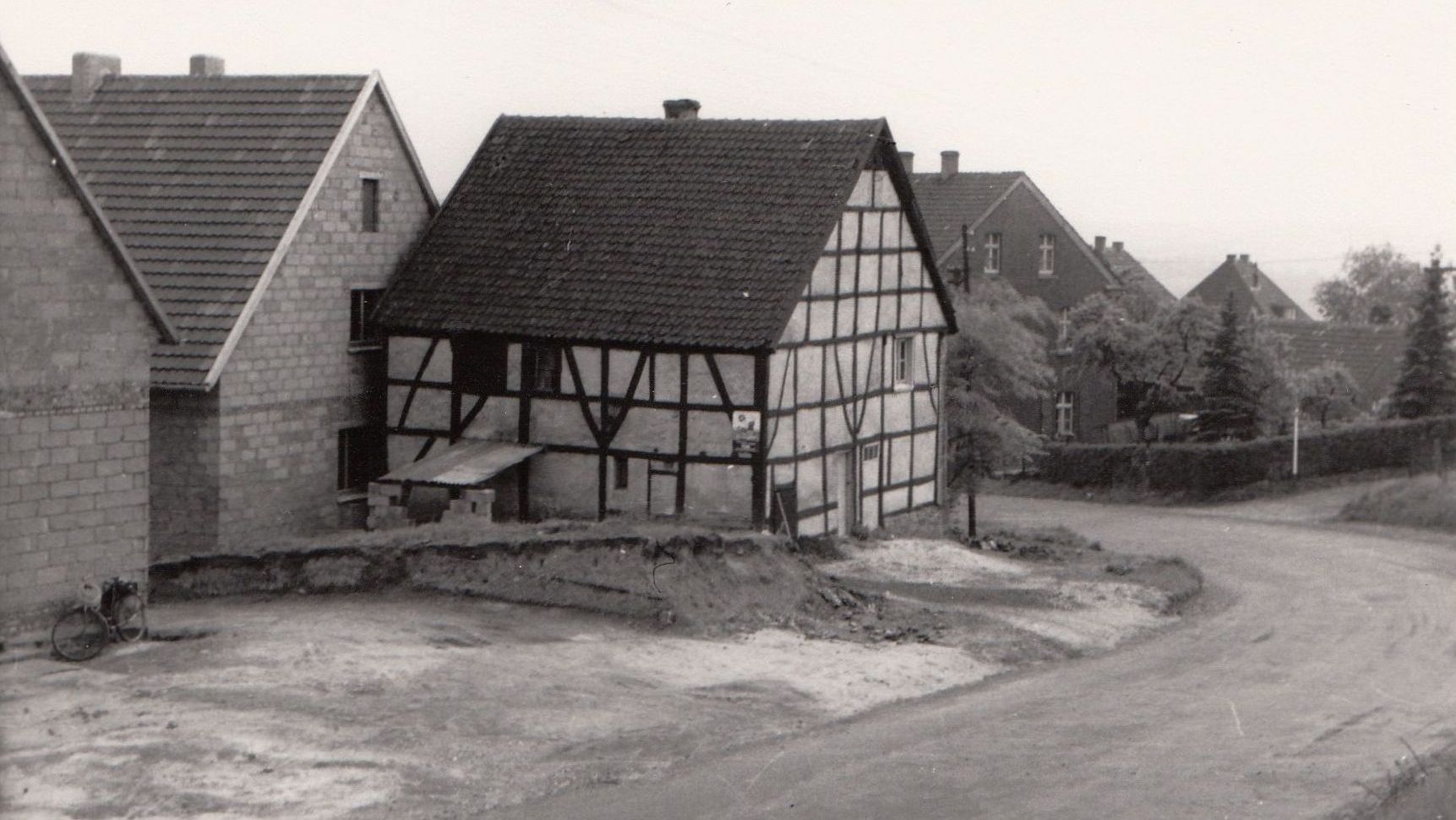 Zur Verbreiterung der Kemnader Straße in den 1950er Jahren abgerissen: Fachwerkhaus in der Kurve an der Steilstraße Foto: Archiv W. Dickten