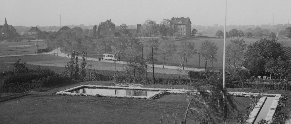 Blick aus dem Garten von Dr. med. Gerhard Gilbert (Gräfin-Imma-Straße) auf die Kemnader Straße, 1931