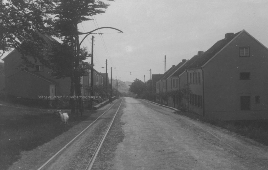 Die Kosterstraße mit den 1922 errichteten, zunächst gemeindeeigenen Wohnhäusern und der einspurig geführten Straßenbahn. Foto: Sammlung Wilhelm Dickten